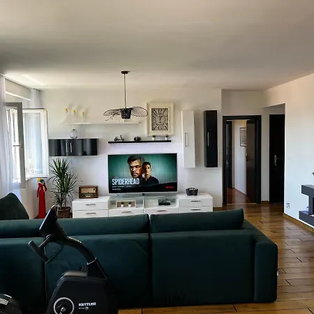 Luxury Lulu Apartment